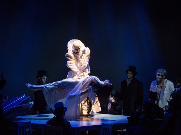 FOTOS: PEDRO MALINOWSKIHoffmanns ErzählungenFantastische Oper von Jacques OffenbachLibretto von Jules Barbier und Michel Carré nach Motiven von E.T.A HoffmannIn französischer Sprache mit deutschen ÜbertitelnBesetzung:Musikalische Leitung: Valtte