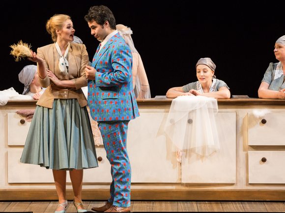 FOTO: PEDRO MALINOWSKIIl cappello di paglia di Firenze(Der Florentiner Hut)Farsa Musicale in vier Akten von Nino Rota Libretto von Nino Rota und Ernesta Rinaldi RotaBesetzung:Fadinard: Ibrahim YesilayNonancourt: Joachim G. MaassBeaupertuis: Urban