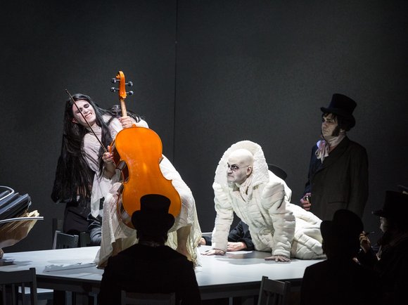 FOTOS: PEDRO MALINOWSKIHoffmanns ErzählungenFantastische Oper von Jacques OffenbachLibretto von Jules Barbier und Michel Carré nach Motiven von E.T.A HoffmannIn französischer Sprache mit deutschen ÜbertitelnBesetzung:Musikalische Leitung: Valtte