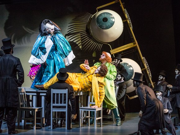 FOTOS: PEDRO MALINOWSKI
Hoffmanns Erzählungen
Fantastische Oper von Jacques Offenbach
Libretto von Jules Barbier und Michel Carré nach Motiven von E.T.A Hoffmann
In französischer Sprache mit deutschen Übertiteln
Besetzung:
Musikalische Leitung: Valtteri Rauhalammi / Thomas Rimes
Inszenierung und Bühne: Michiel Dijkema
Olympia: Dong Min Lee
Giulietta: Petra Schmidt
Antonia: Solen Mainguené
Andreas/Conchenille/Pitichinaccio/Franz: Edward Lee
Lindorf/Coppelius/Dapertutto/Mirakel: Urban Malmberg
Niklaus/Muse: Almuth Herbst
Stimme der Mutter: Noriko Ogawa-Yatake
Hoffmann: Joachim Backström
Spalanzani: William Saetre
Nathanael: Michael Dahmen / Marvin Zobel
Wilhelm: Tobias Glagau
Crespel: Joachim G. Maaß / Dong-Won Seo
Luther: Joachim G. Maaß / Dong-Won Seo
Hermann: Jacoub Eisa
Schlemihl: Michael Dahmen / Marvin Zobel
Kostüm: Jula Reindell
Chor: Alexander Eberle
Licht: Stephanie Meier
Dramaturgie: Anna Grundmeier
GESCHICHTE
In Lutters Weinkeller zechen die Studenten. Man trinkt auf das Wohl der Sängerin Stella, die gerade im nahegelegenen Opernhaus in Mozarts „Don Giovanni“ auf der Bühne steht. Auch der Dichter Hoffmann spricht kräftig dem Alkohol zu, will er doch eben jene verzweifelt vergessen, der das Loblied der Zecher gilt. Denn Hoffmann glaubt, dass Stella seine Liebe nicht erwidert. Was er jedoch nicht weiß: Sein intriganter Rivale Lindorf hat einen Brief der Diva abgefangen, in dem sie Hoffmann nach der Vorstellung in ihre Garderobe einlädt.
Bedrückt durch das vermeintliche Schweigen Stellas lässt Hoffmann vor dem erstaunten Publikum in drei Erzählungen die unglücklichen Liebschaften seiner Vergangenheit Revue passieren: Olympia, die sich als Automat herausstellte; Antonia, die durch eine geheimnisvolle Krankheit von ihrem eigenen Gesang dahingerafft wurde und schließlich die Kurtisane Giulietta, die im Auftrag des finsteren Dapertutto Hoffmanns Spiegelbild stahl und Hoffmann sogar zu einem Mord verleitete. Ihnen allen verfiel der Poet, v